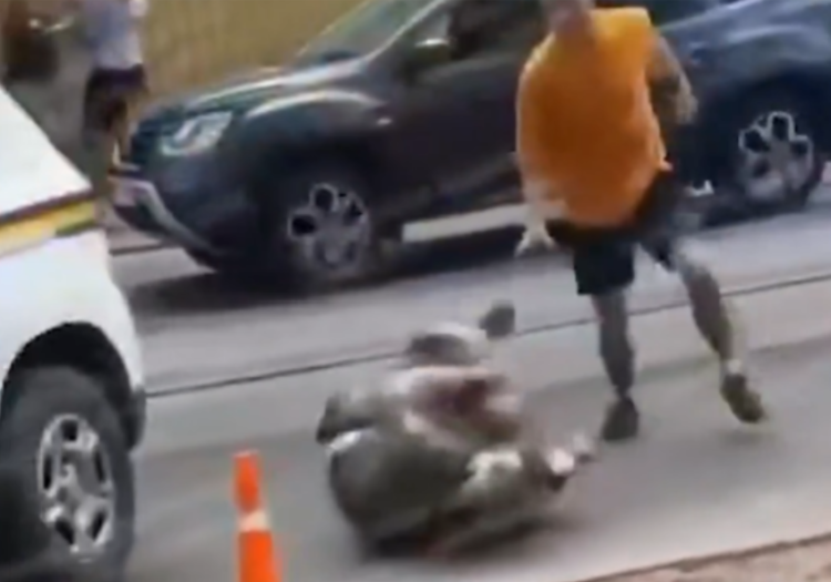 VIDEO | A Ukrainian man knocks out army officers who stopped another man to take him into the army