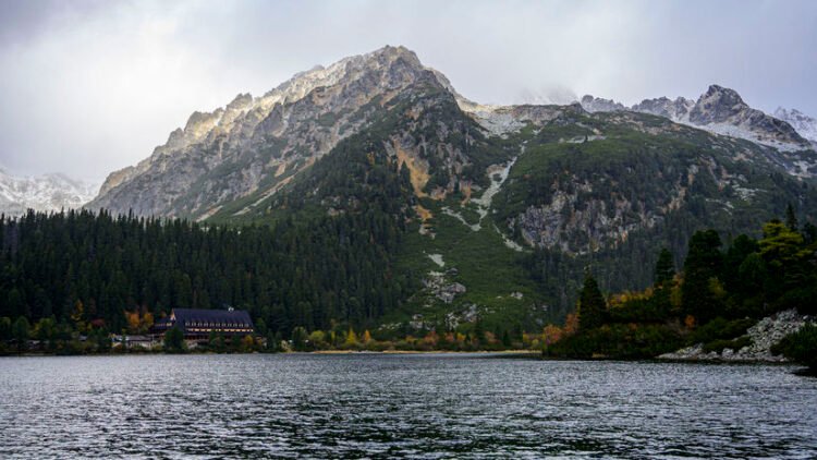 VIDEO: Czech female tourists ignored the ban and got naked in the Tatra ball. Such behavior is subject to a high fine – Domestic – News