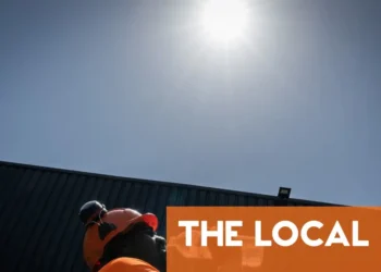 What does a Météo France red level heatwave warning mean for the public?