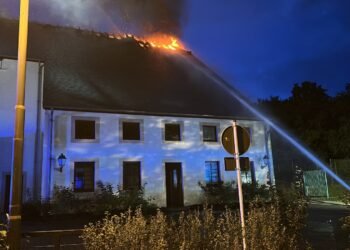Emergency services mobilised: Firefighters tackle major blaze at former sports hall in Lultzhausen
