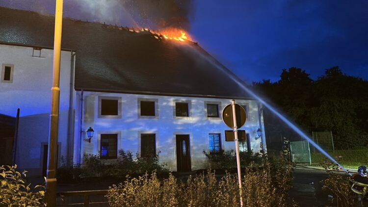 Emergency services mobilised: Firefighters tackle major blaze at former sports hall in Lultzhausen