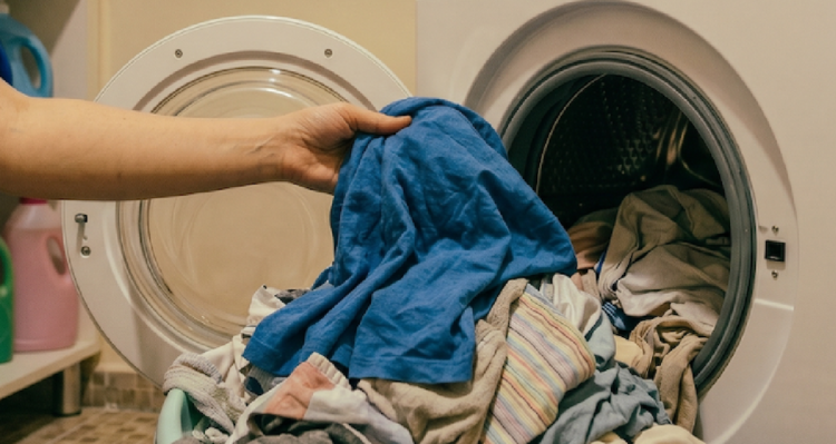 According to beliefs, laundry should never be done on these 2 days: It brings bad luck to the house.