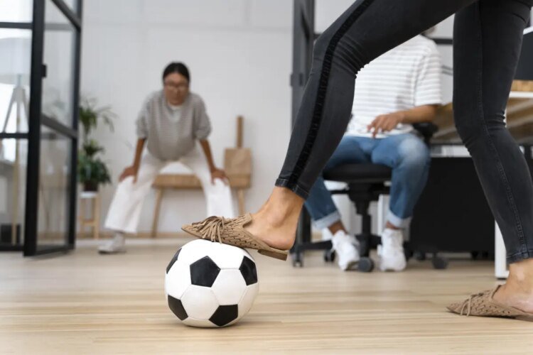 Four out of ten Panamanian workers identify themselves as midfielders