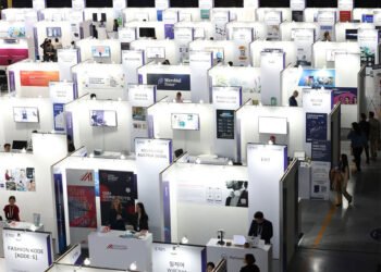 Korean IT exports hit historic high, fueled by artificial intelligence