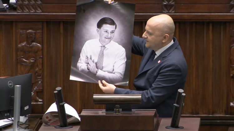 Sharp Speech by Dariusz Matecki in the Sejm. He Showed a Photo of Henry Nowak