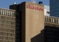 Pilot Was Bitten by Bat After Swarm Invaded Hotel Room, Lawsuit Says