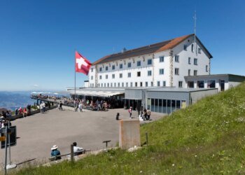 Swiss hotels report fourth consecutive monthly decline in overnight stays