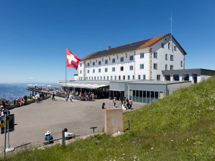 Swiss hotels report fourth consecutive monthly decline in overnight stays