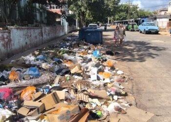 Garbage: Oasis of cleanliness in Línea, mountains of garbage on other streets