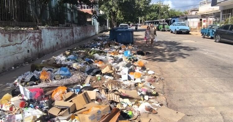Garbage: Oasis of cleanliness in Línea, mountains of garbage on other streets