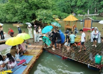 Crowds flock to bamboo rafting at Rathepyan Cave