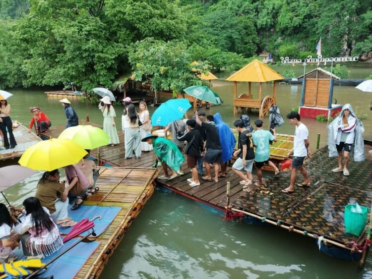 Crowds flock to bamboo rafting at Rathepyan Cave