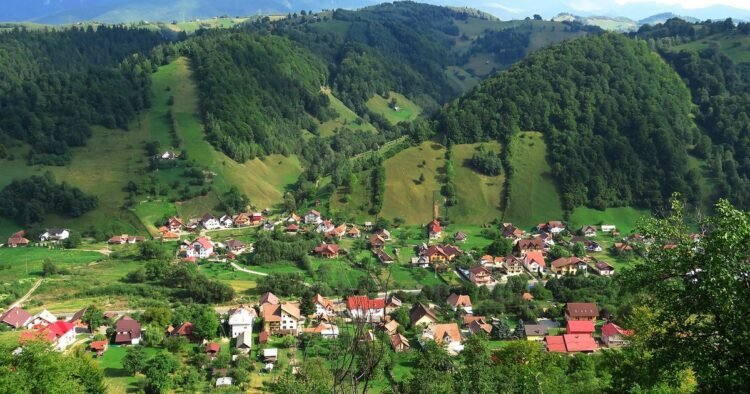 Indoor pool, sauna and private cinema. How much is the owner of one of the most expensive villas in Romania asking for?