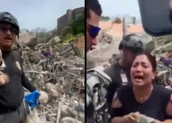 Venezuelan police steal money from victims in the rubble of La Guaira