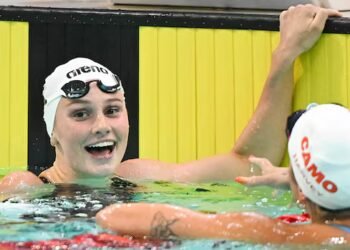 Summer McIntosh breaks women’s 200m butterfly world record at Canadian swim trials