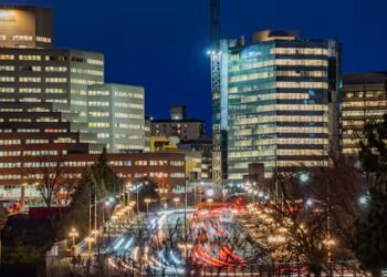 Federal workers return to the office 4 days a week. Will it be smooth sailing or ‘another hot mess’?