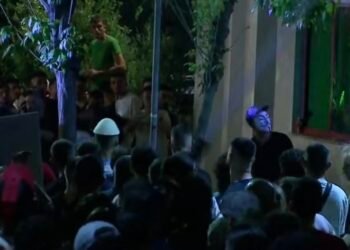 Incidents at midnight during the rally/ Protesters break the windows of police station number 3, the police sprinkle them with water – Shqip.com