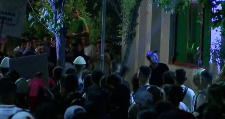 Incidents at midnight during the rally/ Protesters break the windows of police station number 3, the police sprinkle them with water – Shqip.com