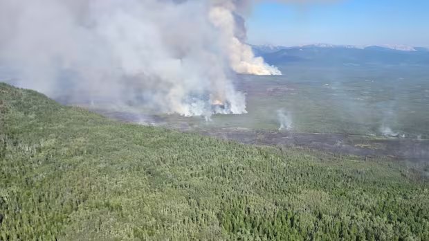 Fire outside Wrigley, N.W.T., moves closer to community