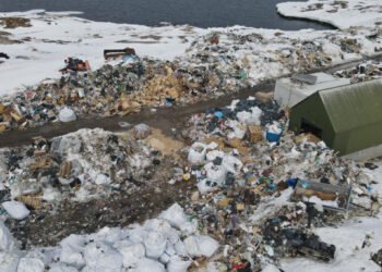 Naalakkersuisoq must see the waste mountains in Kangaatsiaq