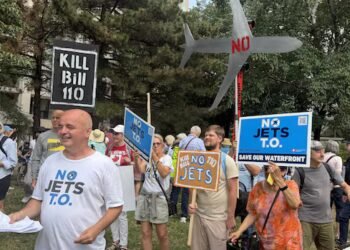 Hundreds of Torontonians celebrate after feds reject Billy Bishop jet expansion