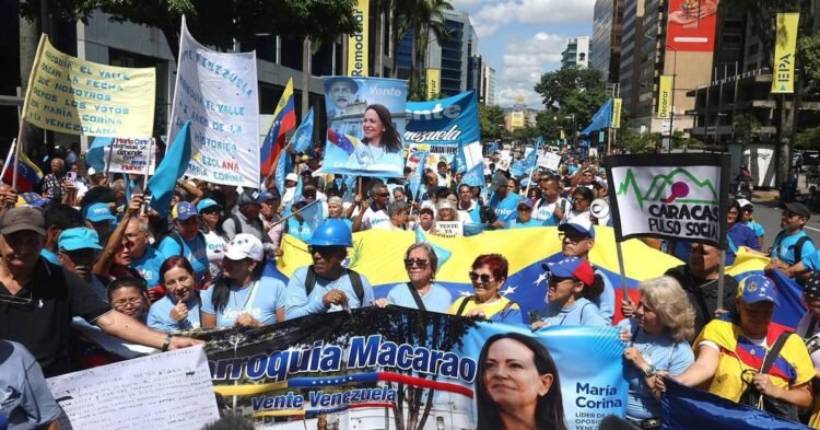 Venezuela: Venezuela Hundreds demand elections and the return of Machado