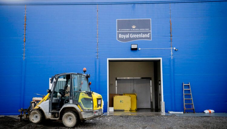 While 200 are looking for work in Tasiilaq, labor is brought in from outside