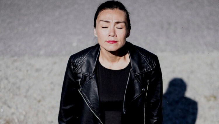 A life in the spotlight: The way back to oneself