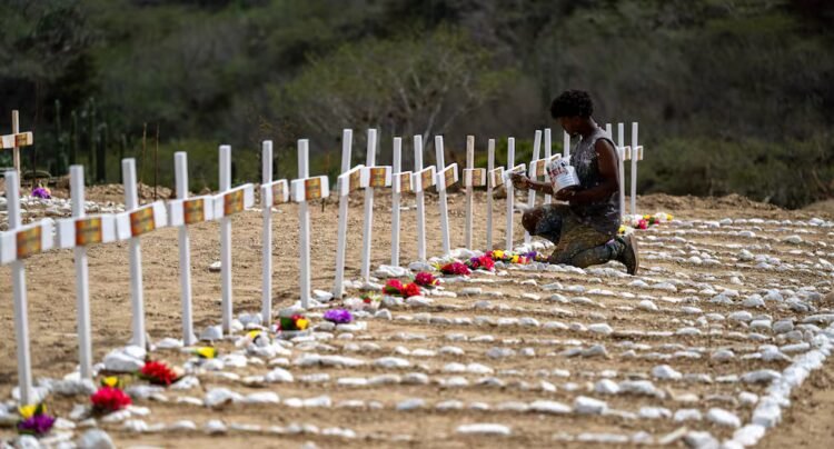 Venezuela buries unidentified bodies in graves after the earthquakes that left more than 3,000 dead | La Guaira
