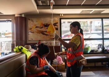 A McDonald’s converted into a hospital: improvisation and helplessness mark the first week of the earthquake in Venezuela