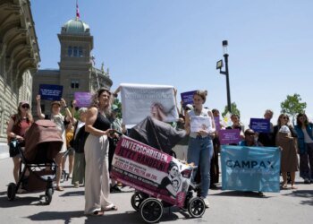 Swiss petition calls for six months’ maternity leave