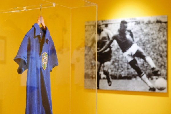 Pele’s 1958 World Cup final shirt sells for $4.9 million