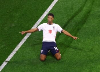 Football: Soccer-Ten-man England survive Mexico comeback to reach quarter-finals