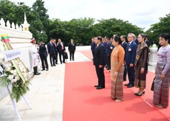 Myanmar President U Min Aung Hlaing and Spouse Daw Kyu Kyu Hla pay tribute at Laos’ Monument of the Unknown Soldier