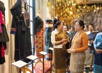 Myanmar First Lady visits Traditional Lao Silk Residence, Lao Art Museum