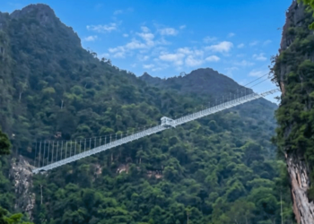 Laos to open Vangvieng glass bridge to tourists in October