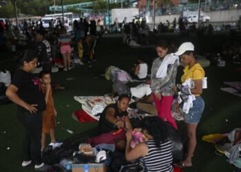 Solidarity among Venezuelans made destitute by quake