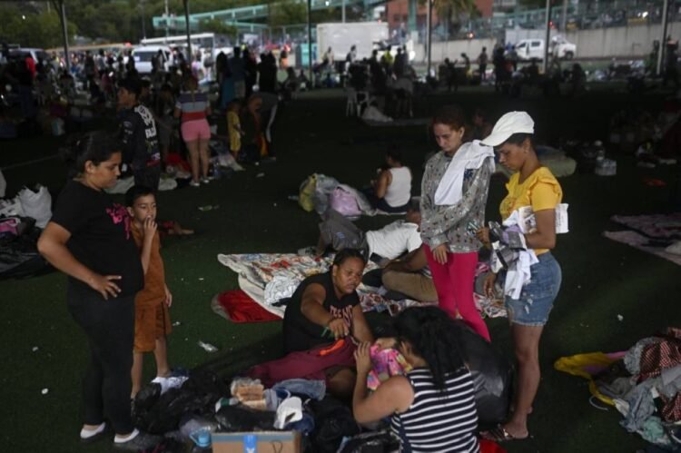 Solidarity among Venezuelans made destitute by quake