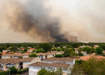 Dozens of Swiss holidaymakers evacuated from French fire risk zones