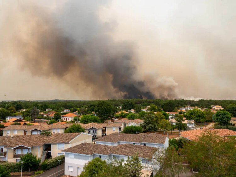 Dozens of Swiss holidaymakers evacuated from French fire risk zones