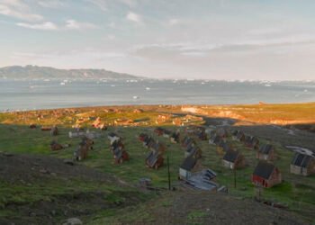 SAR operation at Qullissat – dinghy took on water