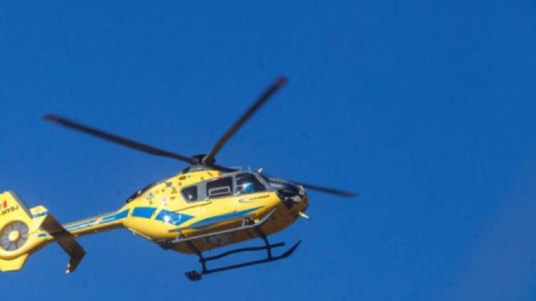 The firefighter’s helicopter extinguishes a vegetation fire in the Soulanet area