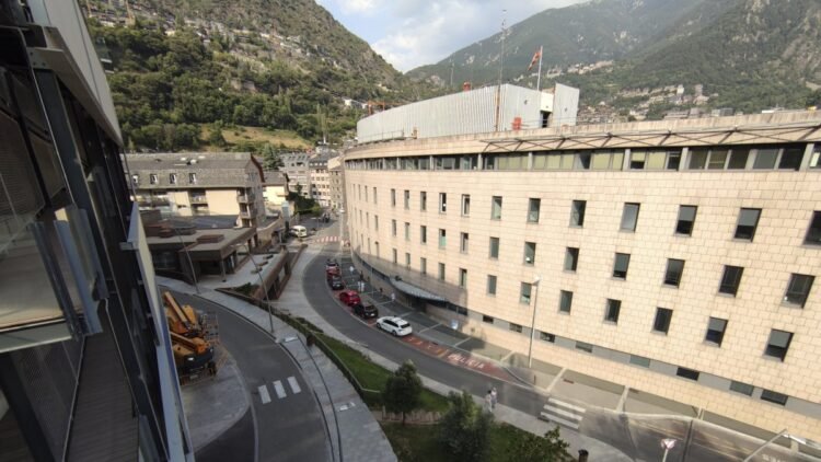 The Cirque artist who suffered an accident in a swimming pool in Escaldes has been transferred to the floor