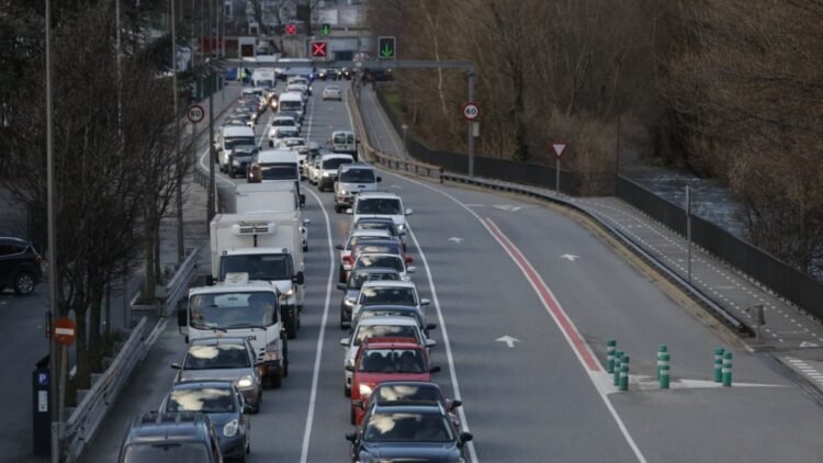 Citizens’ concern for housing decreases and that of traffic increases