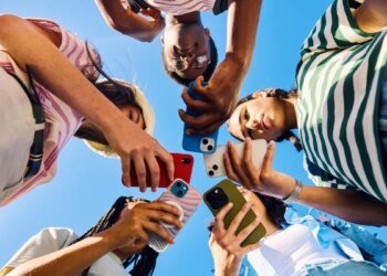 Attention: Public schools in Bogotá will have restrictions on the use of cell phones; the proposal limits cell phones during the entire school day