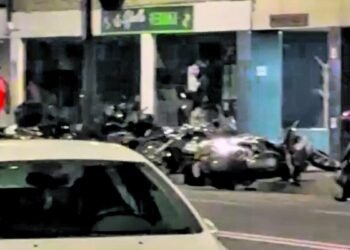 A driver drags several motorbikes parked on Avinguda Sant Antoni de la Massana