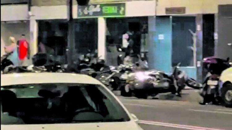A driver drags several motorbikes parked on Avinguda Sant Antoni de la Massana