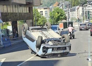 A car collides with three vehicles and overturns on Avenida de las Naciones Unides in Escaldes