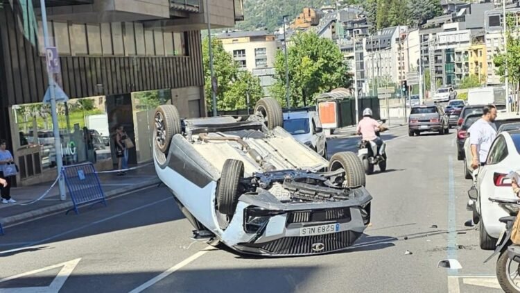 A car collides with three vehicles and overturns on Avenida de las Naciones Unides in Escaldes