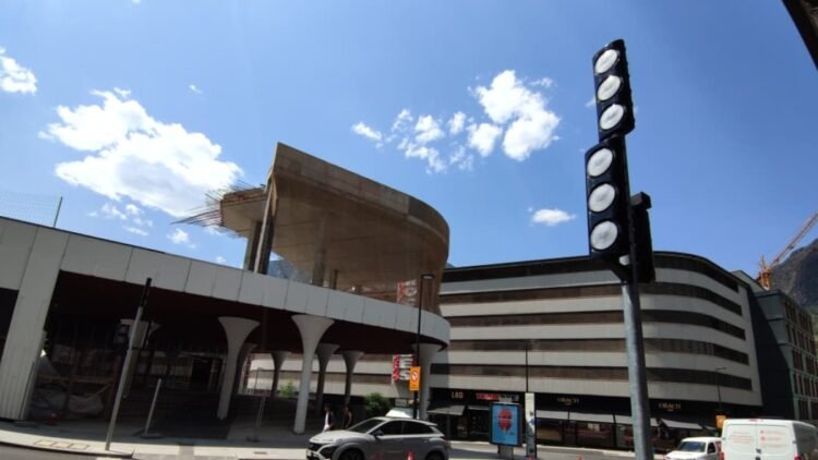 New traffic light on Carrer de la Unió d’Andorra la Vella